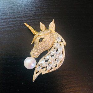 Unicorn pin with pearl (perfect gift)